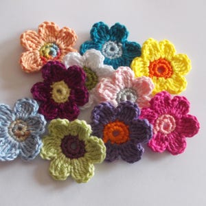 10 colorful crochet flowers - 4.5 cm in size