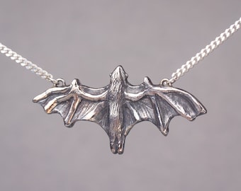Ciondolo pipistrello volante in argento sterling: collana gotica di Halloween