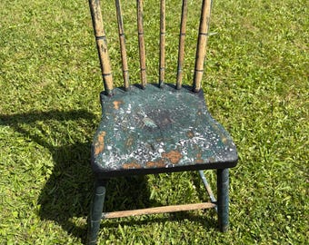 Silla antigua con asiento de tablones, mediados del siglo XIX. Varias capas de pintura y salpicaduras. Estilo rústico de granja.