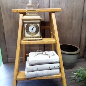 Escalera de madera color amarillo mostaza envejecido: Soporte para plantas de estilo rústico