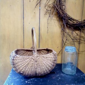 Buttocks Basket / Handmade Vintage Woven Basket / Primitive Style Buttocks Basket With Natural Patina / Farmhouse Gathering Basket