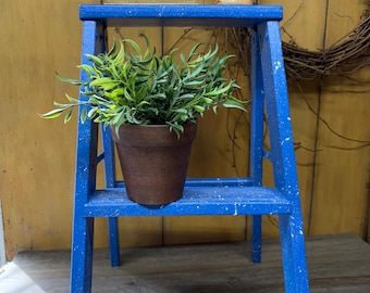 Escalera plegable de madera pintada – Decoración rústica con salpicaduras azul marino