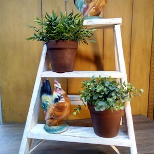 Trittleiter / beunruhigt bemalter Vintage-Bauernhaus-Landhaus-Chic Shabby-Chic, die zwei Schritt-Leiter klappbar / Holzleiter / Pflanzenständer
