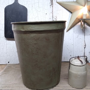 Galvanisierter Metallsafteimer Grün / Bauernhaus Ahornsirupsafteimer / Safteimer Moosgrün Und mit dunklem Wachs / Eimer ""gealtert""."