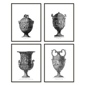 Può includere: Set di quattro illustrazioni antiche in bianco e nero di urne ornate con sculture dettagliate. Ogni urna è raffigurata in una cornice separata.