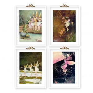 Puede incluir: Conjunto de cuatro ilustraciones vintage de hadas. La primera imagen muestra hadas reunidas alrededor de una rana. La segunda imagen muestra un hada volando por el aire. La tercera imagen muestra tres hadas bailando en un bosque. La cuarta imagen muestra un hada volando por el aire con un vestido rosa.