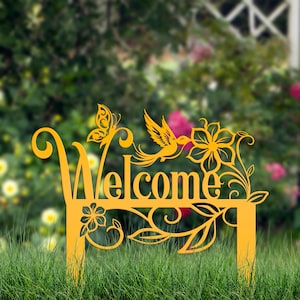 Letrero de bienvenida, estaca de metal para jardín, letrero de bienvenida para exteriores con mariposas y colibrí. Fabricado en metal resistente y recubierto en polvo.
