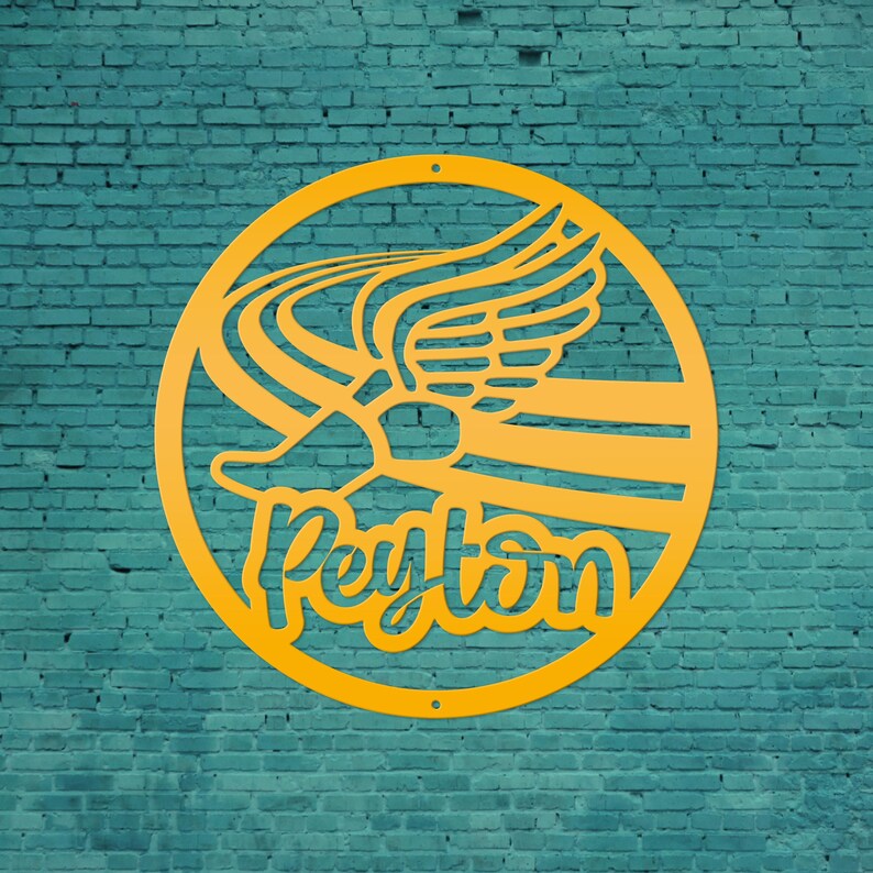 Puede incluir: Una decoraci&oacute;n de pared de metal amarillo con un dise&ntilde;o circular. Presenta un emblema alado y el nombre "Peyton" en una fuente cursiva. La obra de arte est&aacute; montada en una pared de ladrillo turquesa.