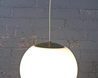 Luminária pendente vintage minimalista retrô em formato de globo de vidro leitoso com placa de montagem em latão, estilo moderno de meados do século XX, 74 cm de comprimento x 28 cm de diâmetro.