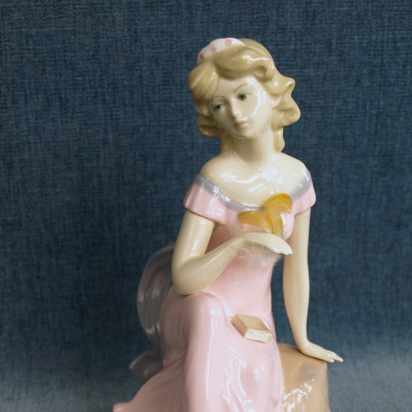 Rex Valencia D'Avila Young Girl w/ Book Porcelain Figurine - Limited Edition of 5000 - Made in Spain - Near Mint