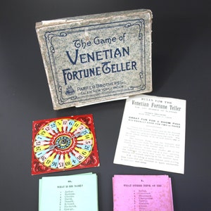 Il gioco della cartomante veneziana di Parker Brothers Inc., circa anni '20 - COMPLETO con scatola originale, regole e spinner - Raro, in buone condizioni