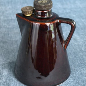 Carafe à liqueur en céramique poterie Leroux Universe vintage, États-Unis d&#39;Amérique vers les années 1960 - Grès émaillé brun brillant fabriqué aux États-Unis