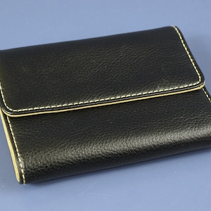 Cartera triple para mujer de piel sintética vegana en negro y tostado, prácticamente nueva.