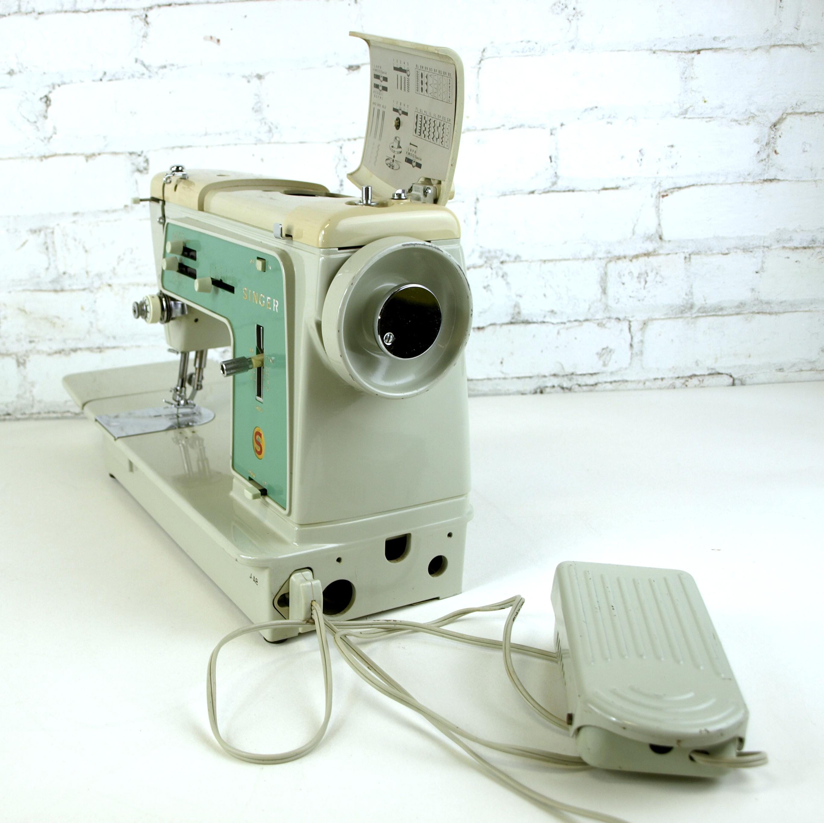 Vintage Singer Deluxe Zig-zag Sewing Machine 680U W/ Buttonholer