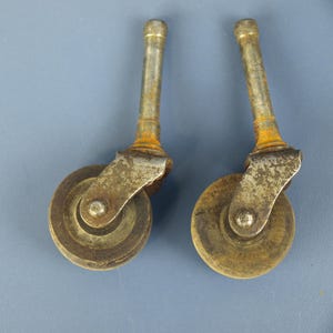 Ancienne paire de roulettes assorties en bois avec tiges vers 1800 - 1,25 po. de diamètre, pièces de restauration de meubles en bon état