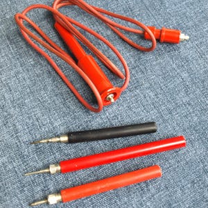 Cable de prueba rojo vintage con contactos deslizantes y puntas sueltas - Equipos de prueba electrónicos
