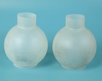 Vintage Mid-Century-Lampenschirme aus mattiertem Glas, passendes Paar mit 1,75-Zoll-Fassung, minimalistische Ersatzkugeln für Wand- und Kronleuchter