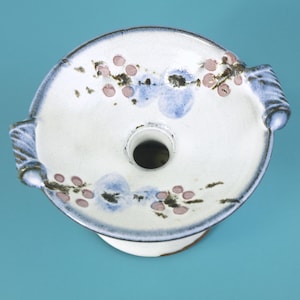 Vintage Studio Pottery ljusstake, piedestalfat, handmålad och signerad, "Barnholt" med initialerna "DK" | Utmärkt skick