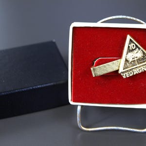 Zabytkowa spinka do krawata Ted Agnew z 10. Dywizji Pancernej Armii USA z oryginalnym opakowaniem - Militaria - Bardzo dobry stan