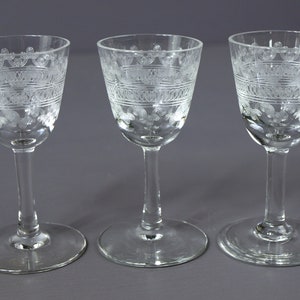 Vintage geätzte Cordial Gläser, 3er-Set - 1,5 &quot;Durchmesser am Rand - Geätztes Glas Mini Wein / Aperitif / Sherry / Cordials - hervorragender Zustand