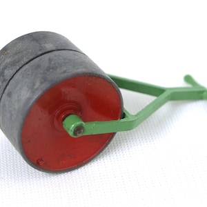 Vintage DINKY Toys No 105a Miniature Garden Roller, Made in England - Circa 1948 - Scale 1:43 - Dollhouse Miniatures & Collectibles