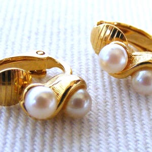 Vintage Pearl Clip on Earrings set on Gold Tone Finish (possibly faux?)