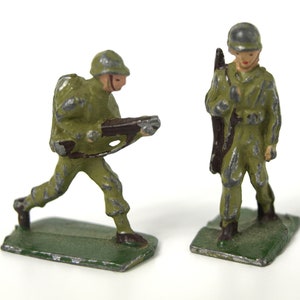 Vintage Lead WWI Infantry Soldier Toys - Unmarked Circa 1930&#39;s - lot of 2 at 1.25&quot; tall - Miniatures