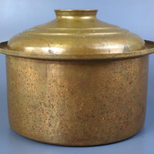 Pentola da cucina vintage in rame in stile turco con coperchio, risalente agli anni '70 circa, in buone condizioni considerando l'età.