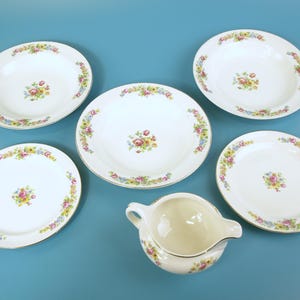 Homer Laughlin Eggshell Nautilus / Cunningham & Pickett Inc Garland Pattern Dinnerware Set w Soup Bowls, Bread Plates and Creamer