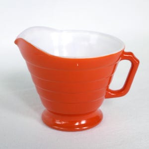 Vintage Hazel Atlas Moderntone Milchkännchen mit Platonite Orange Finish über Milchglas
