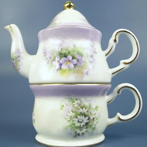 Vintage Burton & Burton Porslin Tekanna och Tekopp Lila Blommor, Nesting Tea for One - cirka 1980-talet - Bogart, GA - Mycket bra skick