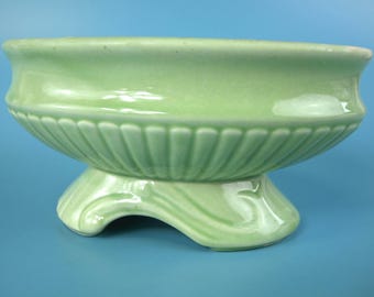 Vaso da fiori o fruttiera vintage in ceramica verde menta in stile Art Nouveau, metà del XX secolo, forse McCoy. Dimensioni: 20,3 cm (lunghezza) x 13,3 cm (larghezza) x 10,8 cm (altezza). Non marcato.