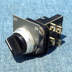 Vintage Allen Bradley A-B Industrial On / Off Switch Heavy Duty 600V AC Max No. 800T-H2A - NOS