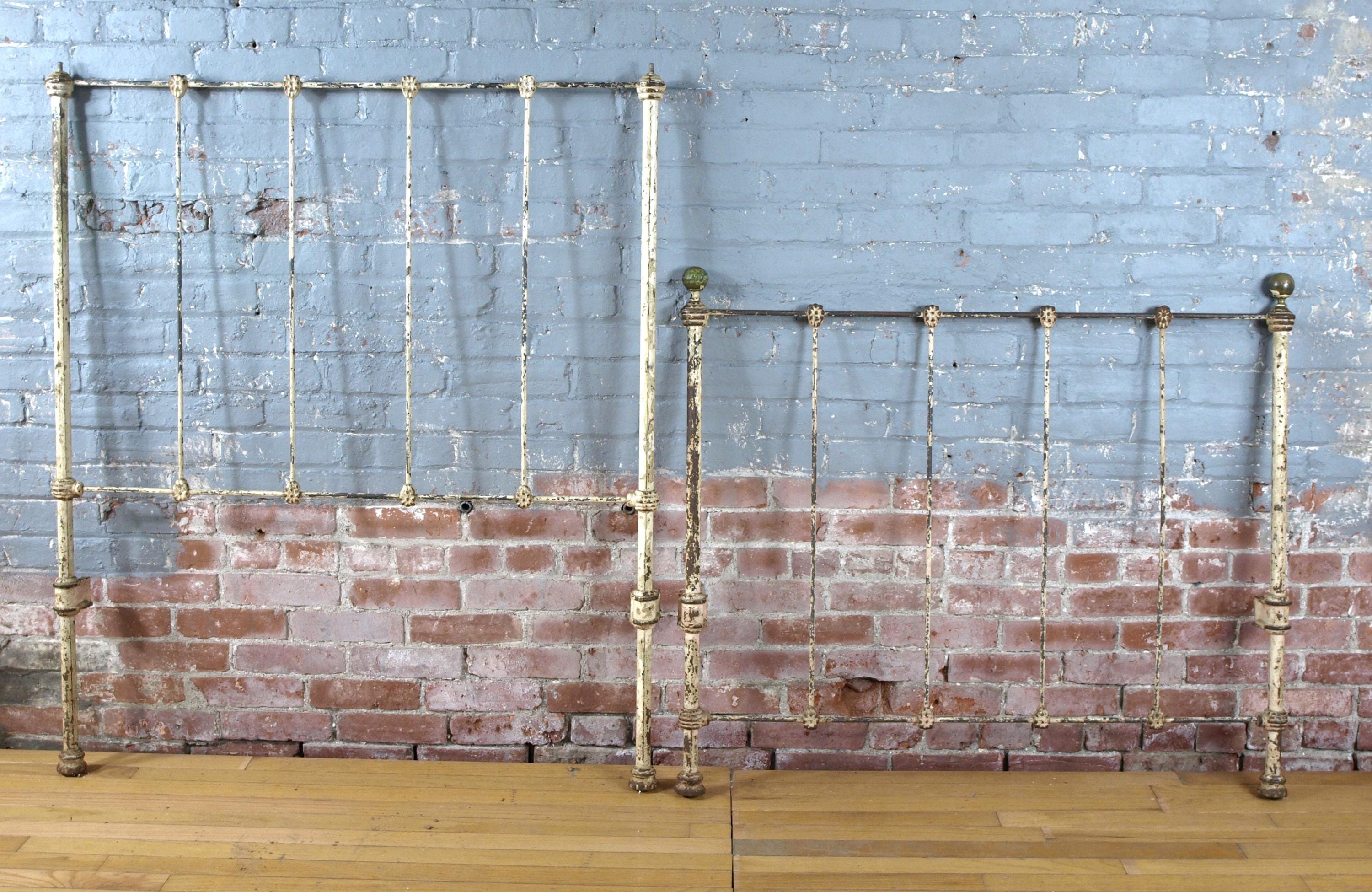 Cabecero y piecero antiguos de hierro fundido para cama individual. Faltan  dos remates/barandillas. Ideal para proyectos de decoración de jardín.  Recogida en tienda o entrega local únicamente. - Etsy México, image size:3000x1950