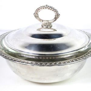 Vintage Eales of Sheffield 1779 versilberte runde Auflaufform mit Pyrex-Glaseinsatz - handgefertigt in England - circa Mitte des Jahrhunderts