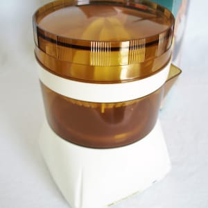 Vintage Automatic Food Chopper / Juicer and Measuring Cup – 12 ounce capacity glass cup
