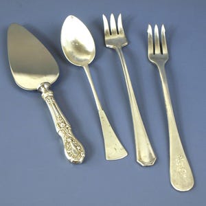 Silberauflage: Victor Silver Co Lundy Bros F.W.I.L. Restaurant Garnelengabel, Anica Teelöffel, Meridian SP Co Cocktail Olivengabel & Käsemesser