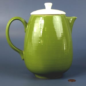 Vintage retro mod-koffiepot/theepot – Olijfgroen en wit keramisch MCM-aardewerk met geribbeld ontwerp