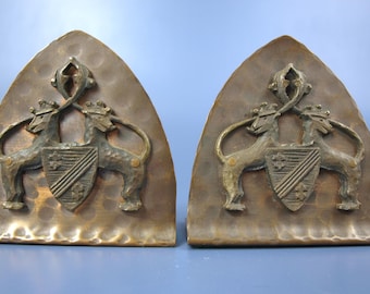 Sujetalibros de cobre forjado a mano con escudo de armas y león, de Antique Craftsman Studios.