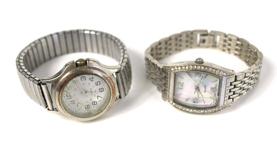 Vintage Pair of Ladies Quartz Fashion Wrist Watches  display picture 3