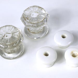 Antieke ladeknoppen, ca. 1900 - 2 achthoekige glazen knoppen en 3 porseleinen knoppen inbegrepen - goede+/zeer goede staat