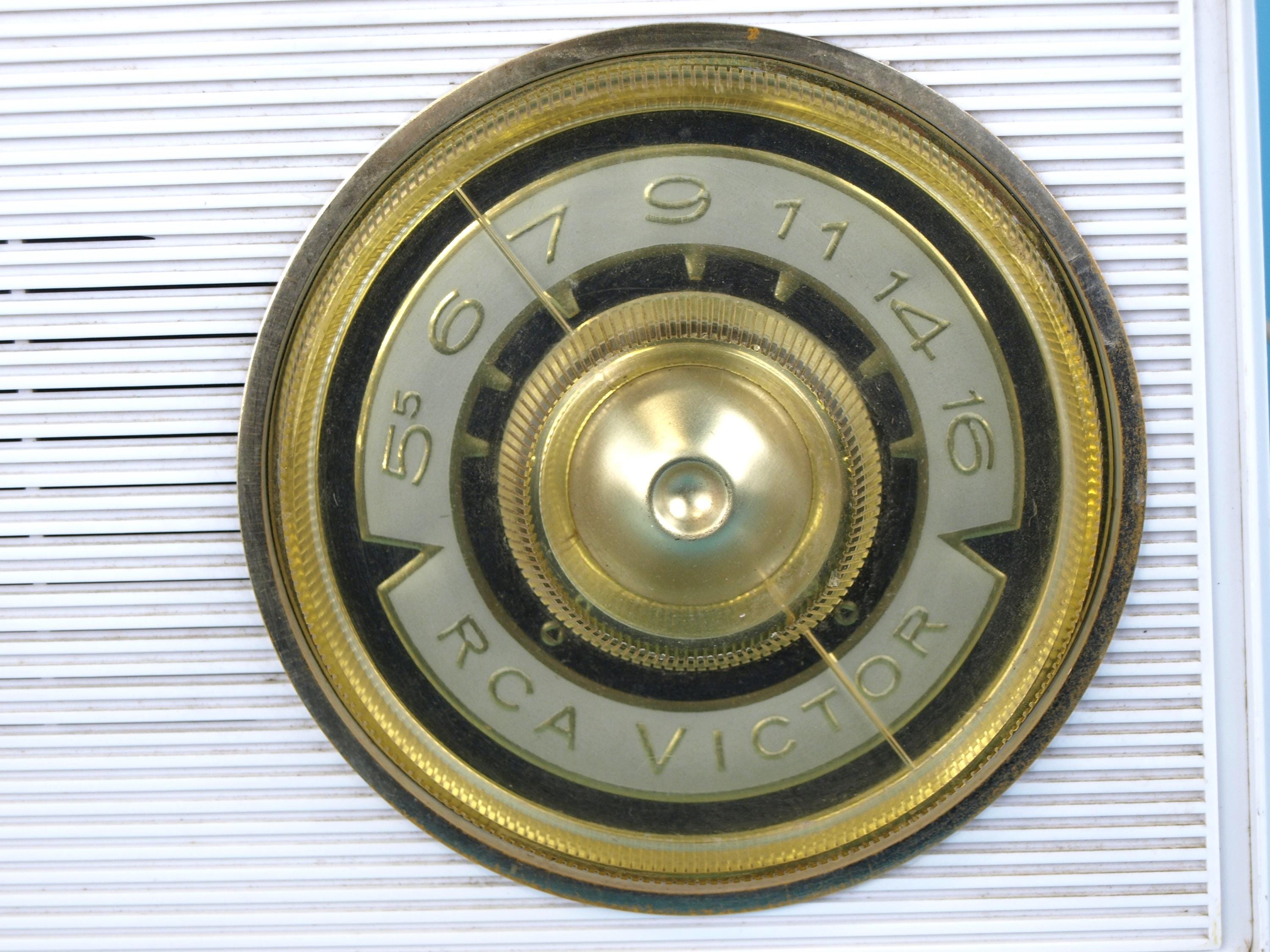 Vintage Mid Century Modern MCM RCA Victor AM Radio Model 1-X-2E in
