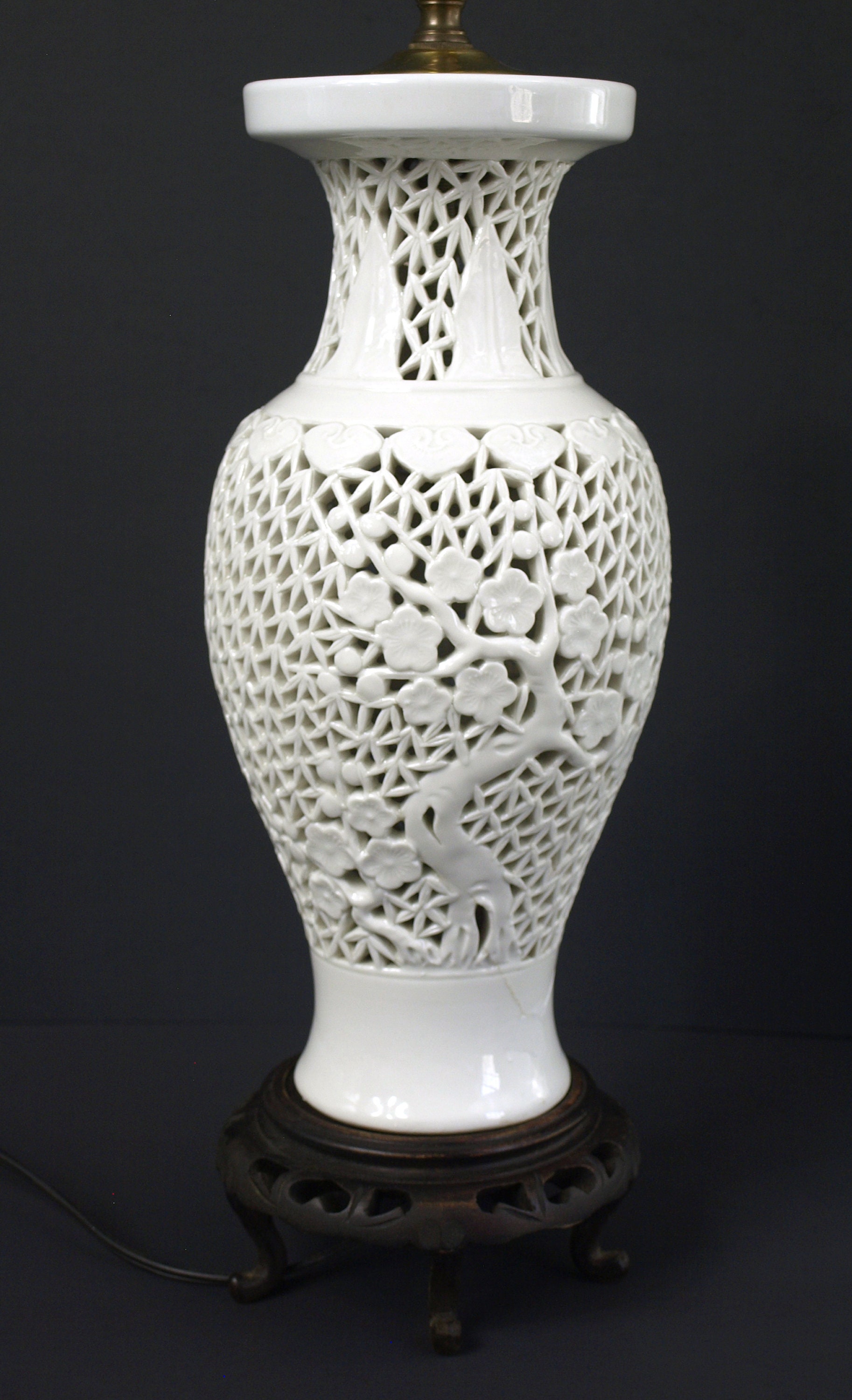 Chinese Dehua Porcelain Jar Mounted as a Lamp Chinese Dehua Porcelain Jar Mounted as a Lamp