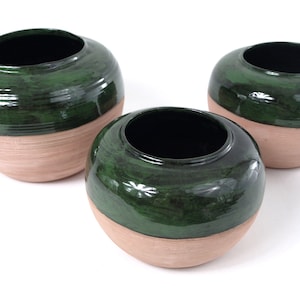Studio Pottery Runda Planteringskrukor / Planteringskrukor - Matchande Set med 3 Handgjutna Terrakotta Keramik med Grön Glasyr - Signerad NS