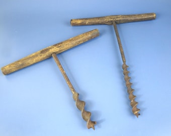 Perceuse à main en fonte, manche en T en bois antique, 14 po. de longueur x 1,25 po. de diamètre et 19 po. de longueur x 1 po. vendue séparément - Outil agricole primitif