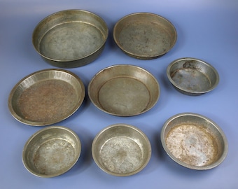 Antike gepresste Blechkuchen- und Tortenformen 5,25 "bis 10,5" ungefähr Anfang der 1920er Jahre Lot von 9 rustikalen primitiven Backgeschirr-Backutensilien in gutem Zustand
