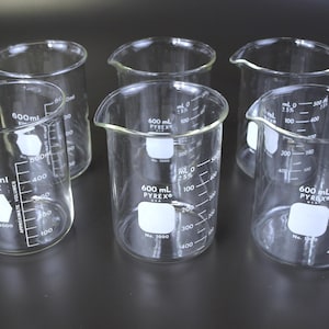 Zabytkowe szklane zlewki Kimble KIMAX i PYREX 600 ml Low Form Griffin z około 1960 r. - Dostępne 2 KIMAX i 4 Pyrex, sprzedawane oddzielnie