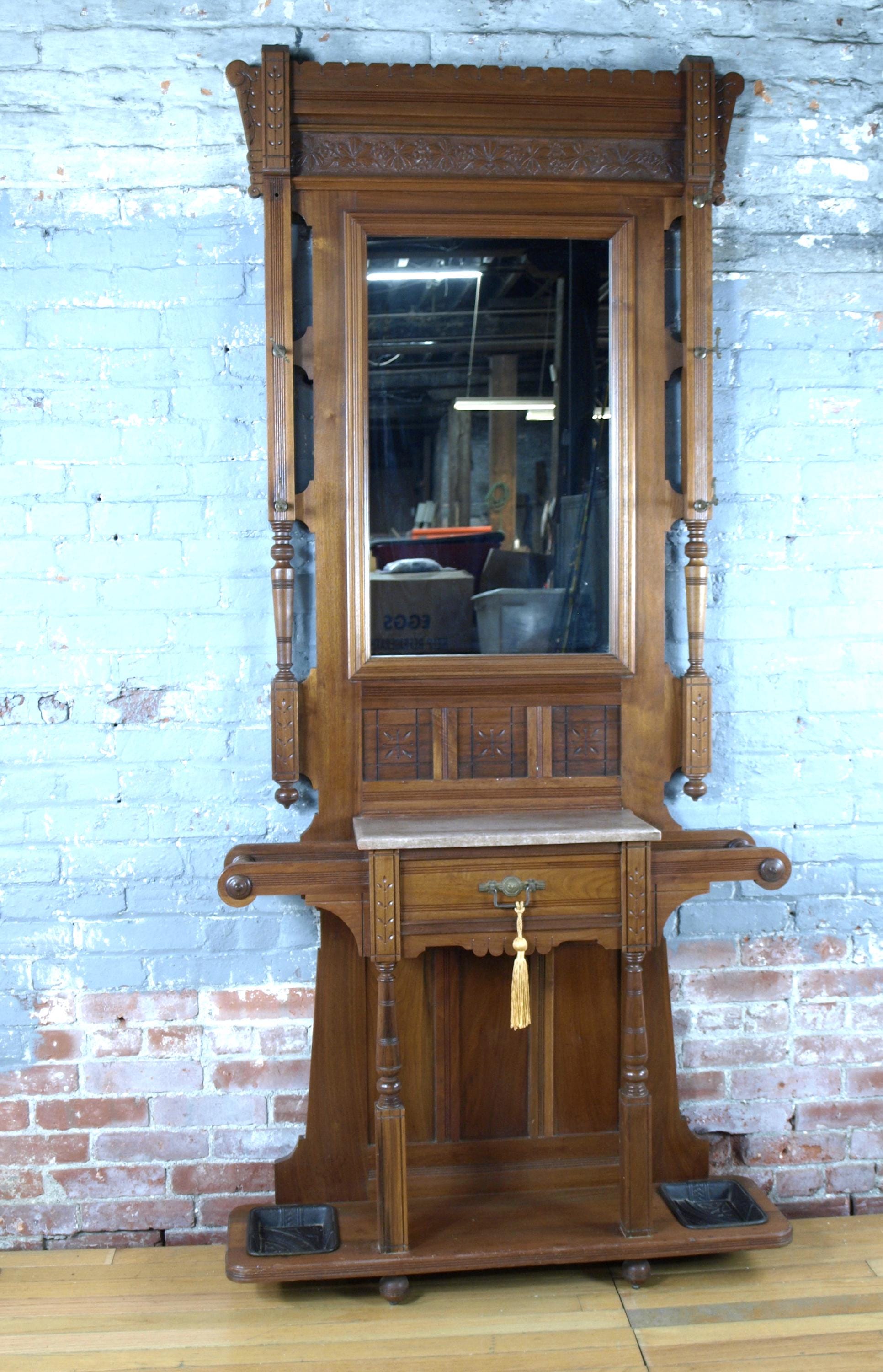 Hermoso perchero antiguo de roble con perchero, para sombreros y