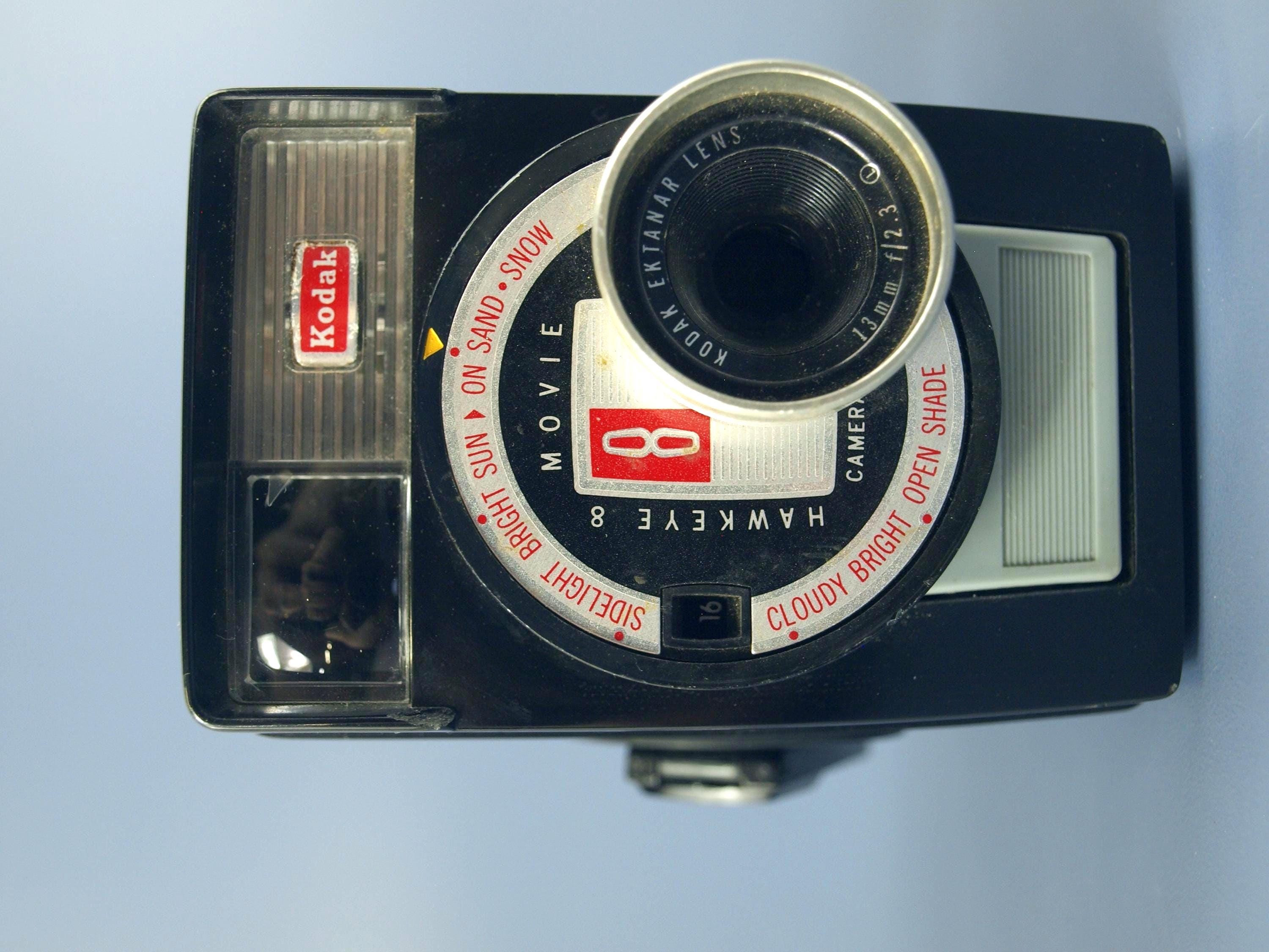 ヴィンテージ コダック ホークアイ 8 mm ムービーカメラ（エクタナール