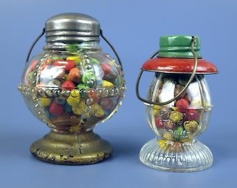 Tarros de cristal antiguos para caramelos, farol con cuentas Avor, década de 1930 y farol de ferrocarril T.H. Stough Co Jeannette PA, década de 1950 con caramelos originales.